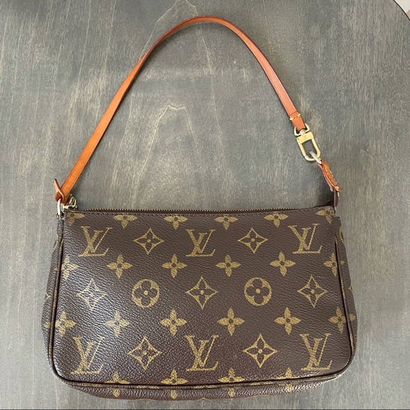 Louis Vuitton Handbags - Louis Vuitton Pochette Accessoires Shoulder Bag